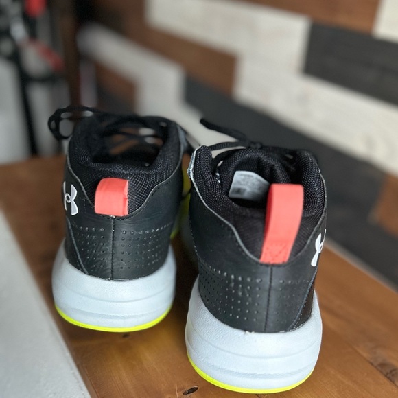 Under Armour genuine leather unisex basketball performance shoe size M7.5 / W9 - Picture 3 of 5